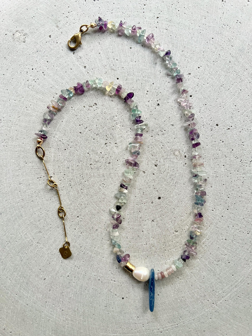 Fluorit Halskette mit Kyanit und Süßwasserperle - Schmuck - Gudbling