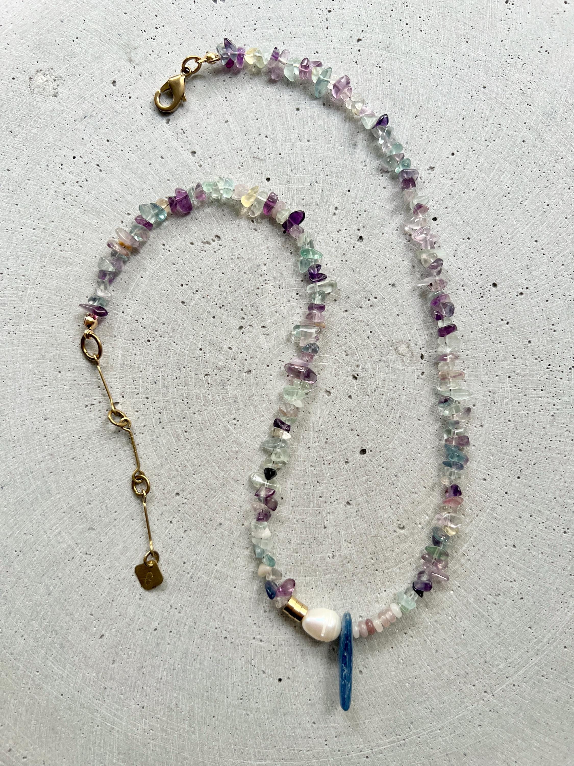 Fluorit Halskette mit Kyanit und Süßwasserperle - Schmuck - Gudbling