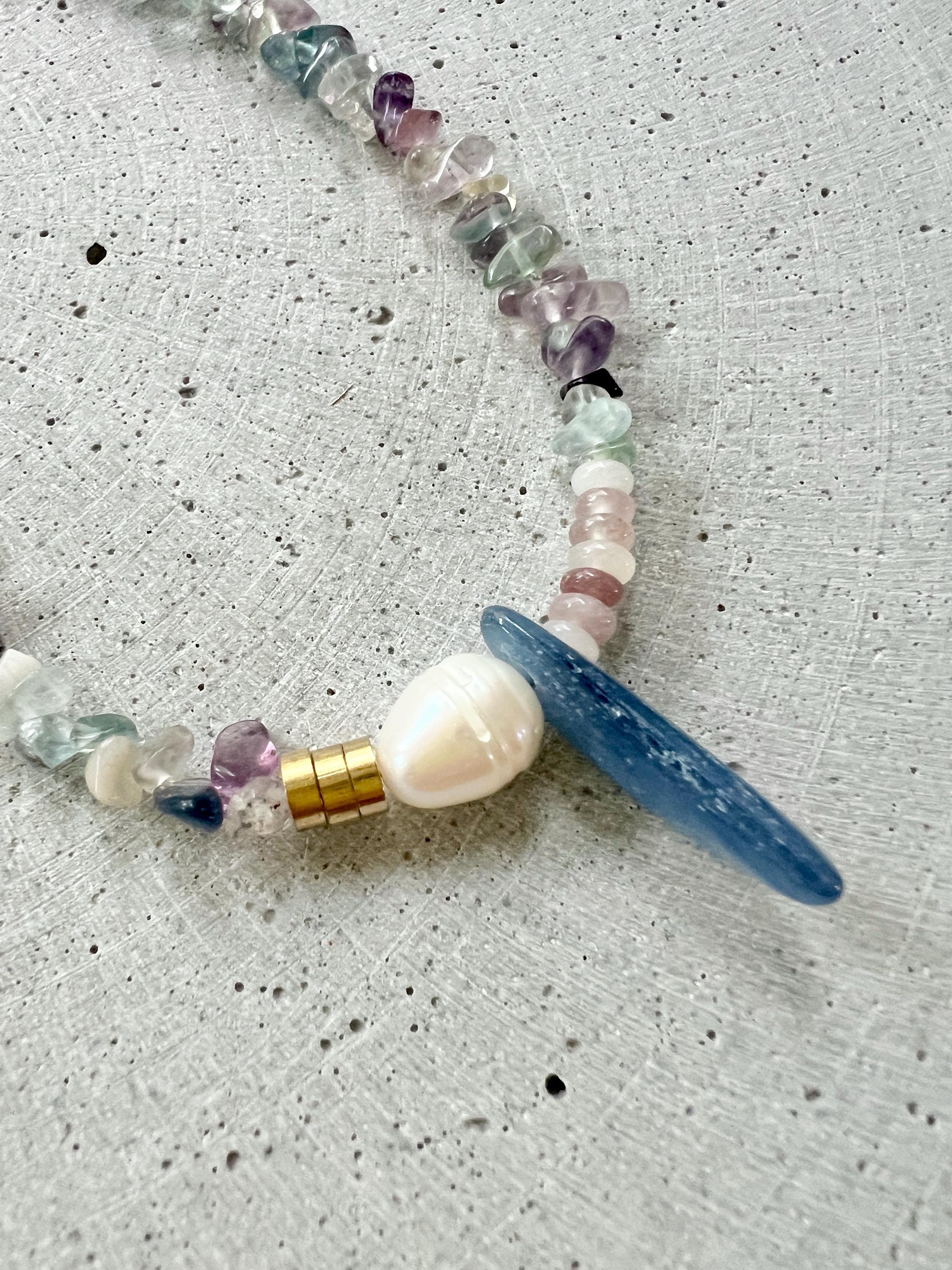 Fluorit Halskette mit Kyanit und Süßwasserperle - Schmuck - Gudbling