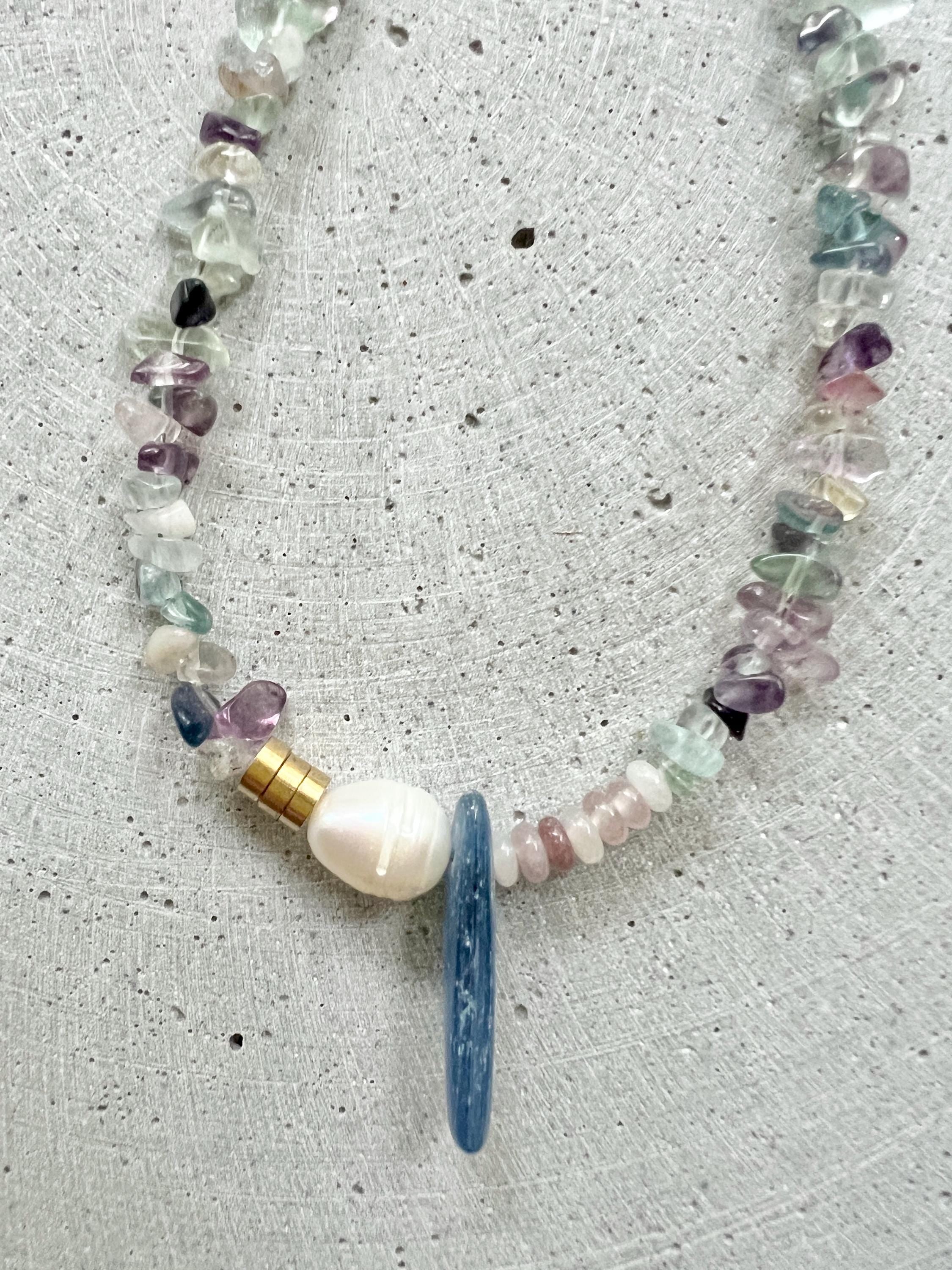 Fluorit Halskette mit Kyanit und Süßwasserperle - Schmuck - Gudbling