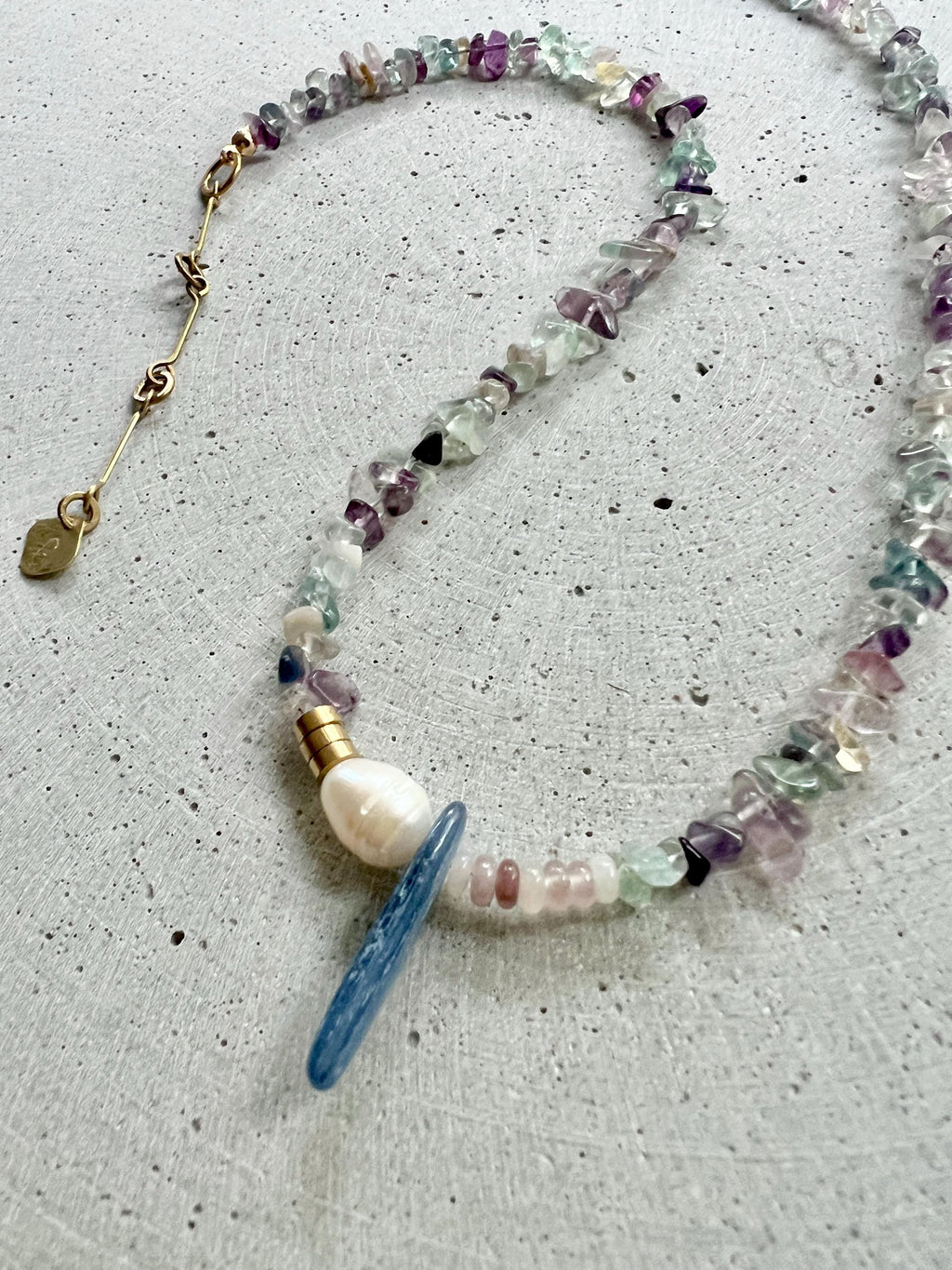 Fluorit Halskette mit Kyanit und Süßwasserperle - Schmuck - Gudbling