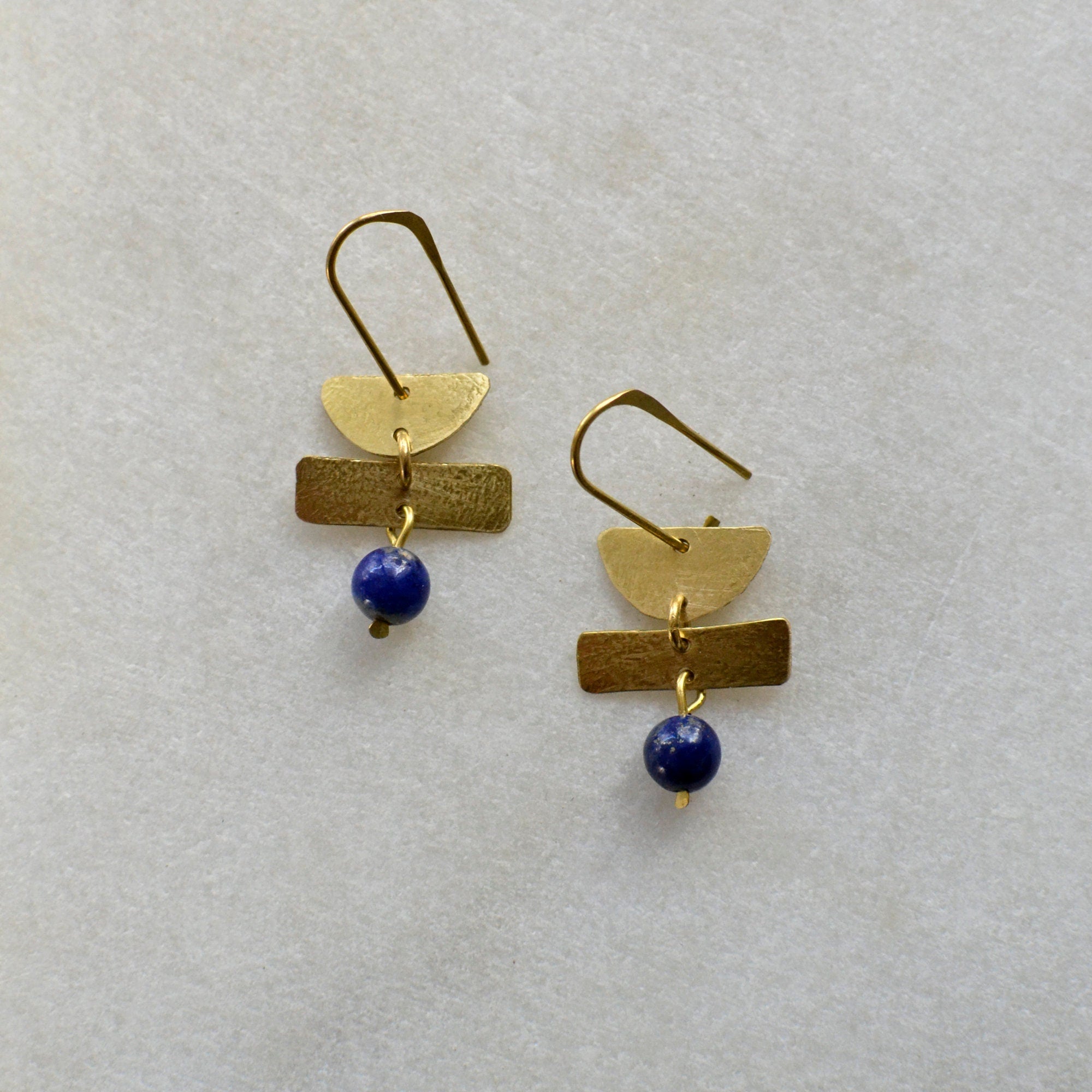 Geometrische Hängeohrringe mit Lapislazuli - Ohrring - Gudbling