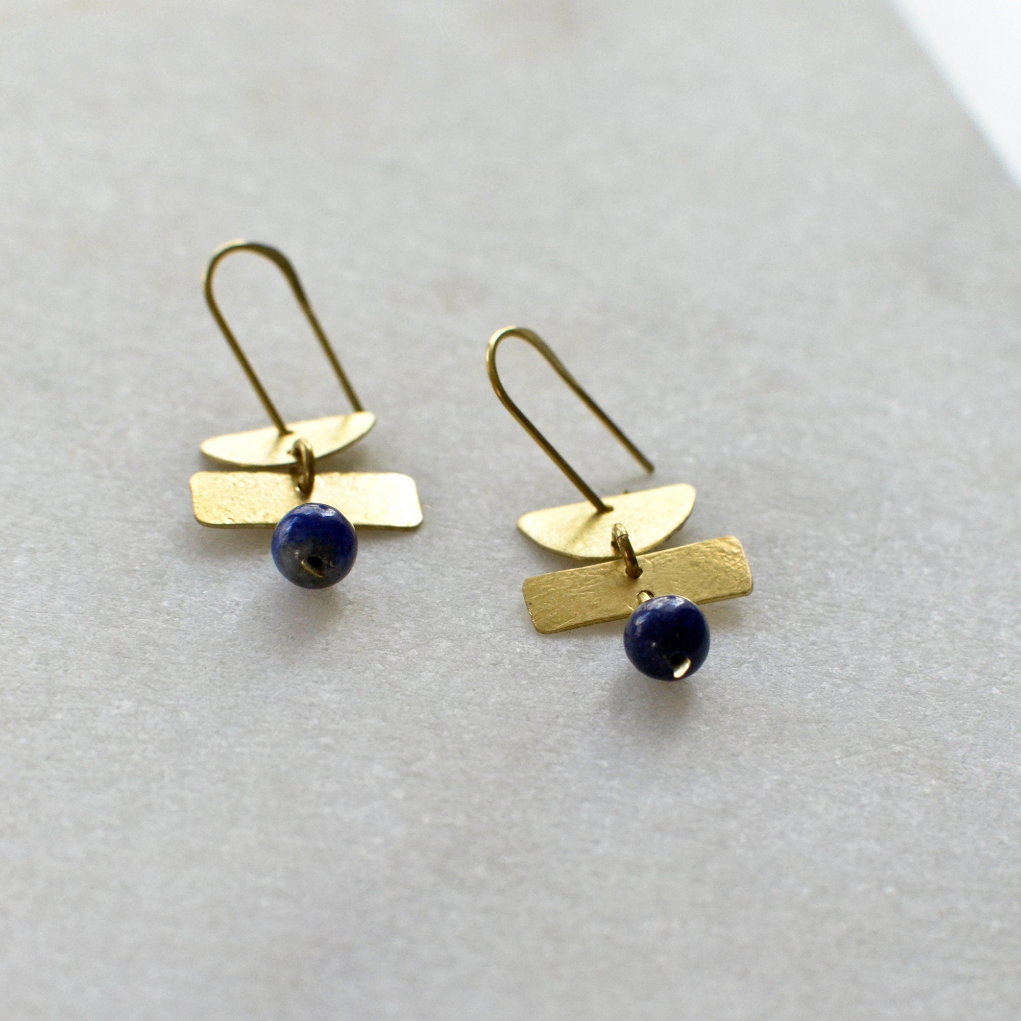 Geometrische Hängeohrringe mit Lapislazuli - Ohrring - Gudbling