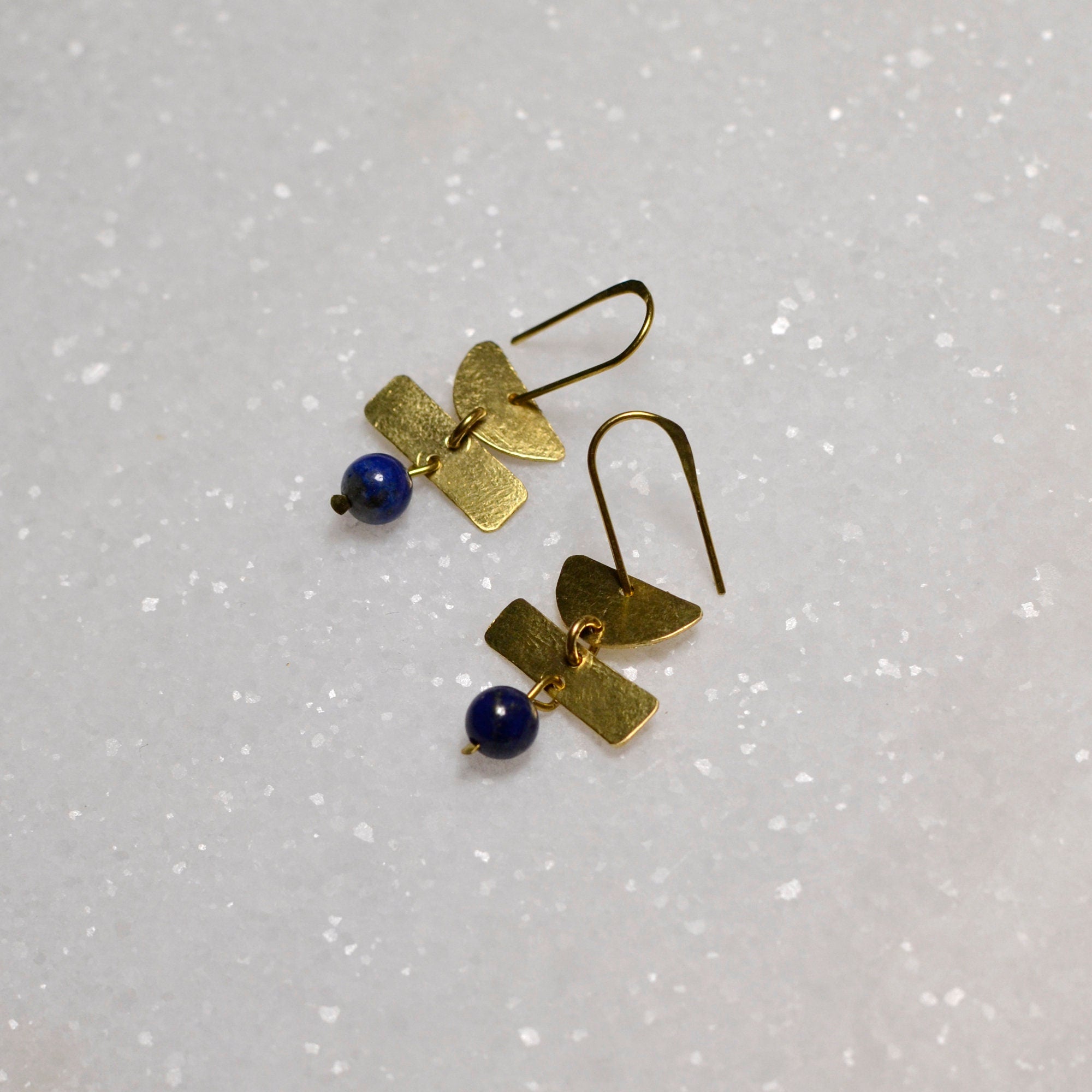 Geometrische Hängeohrringe mit Lapislazuli - Ohrring - Gudbling
