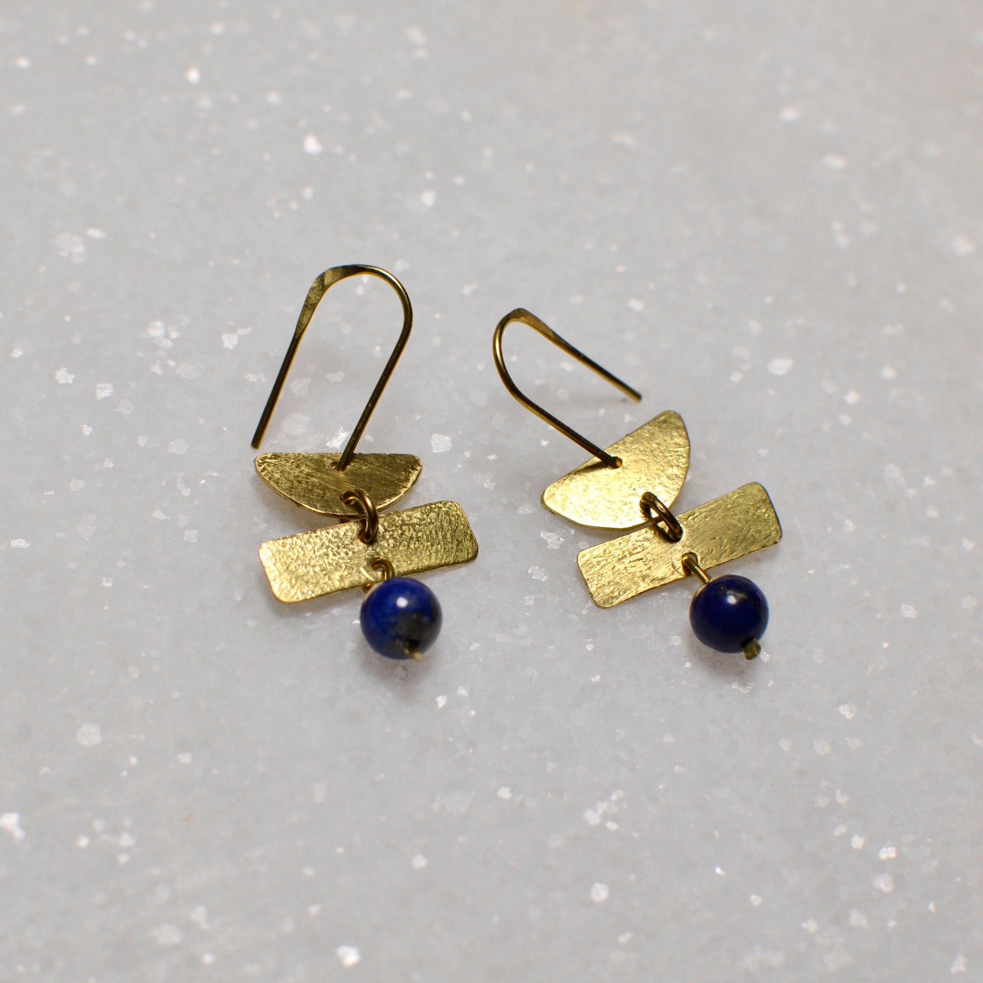 Geometrische Hängeohrringe mit Lapislazuli - Ohrring - Gudbling