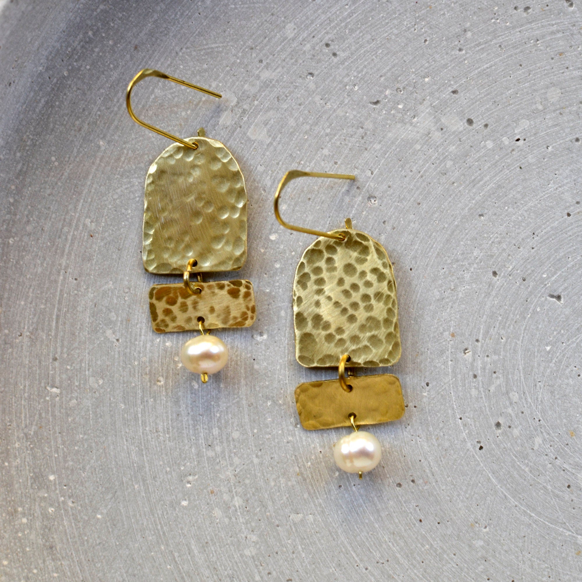 Geometrische Statement Ohrringe mit Süßwasserperlen - Schmuck - Gudbling