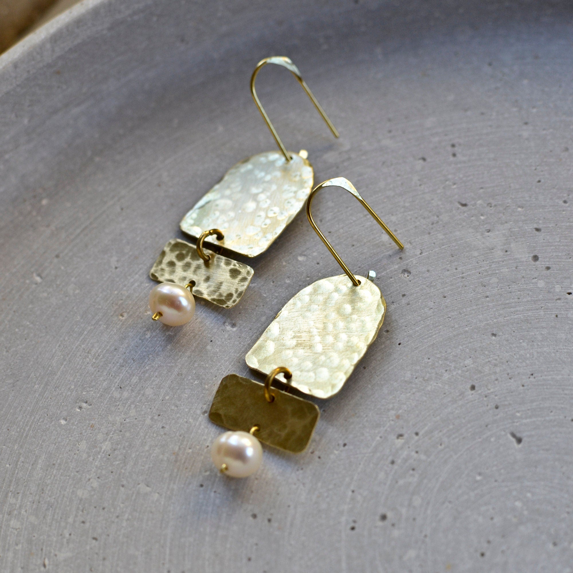 Geometrische Statement Ohrringe mit Süßwasserperlen - Schmuck - Gudbling