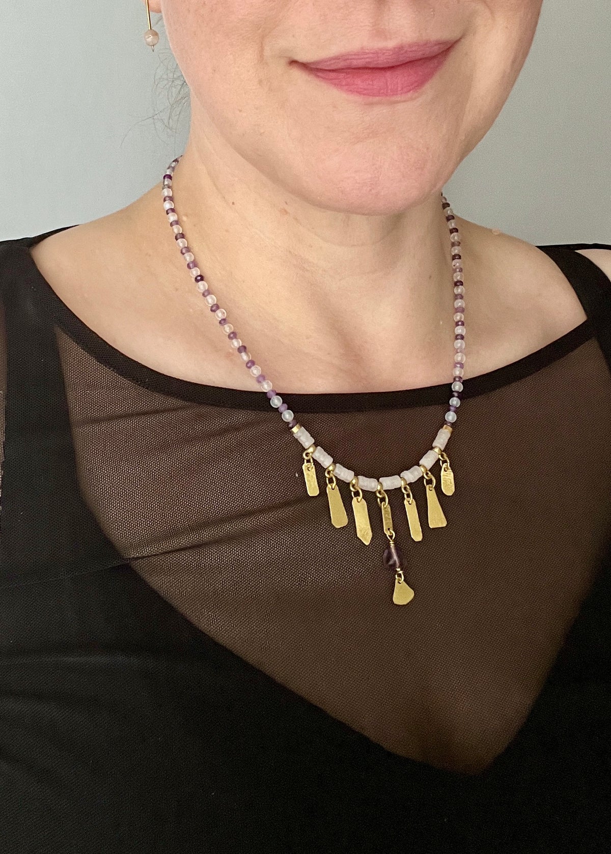 Bib Halskette aus Amethyst und Rosenquarz mit Messing Anhängern