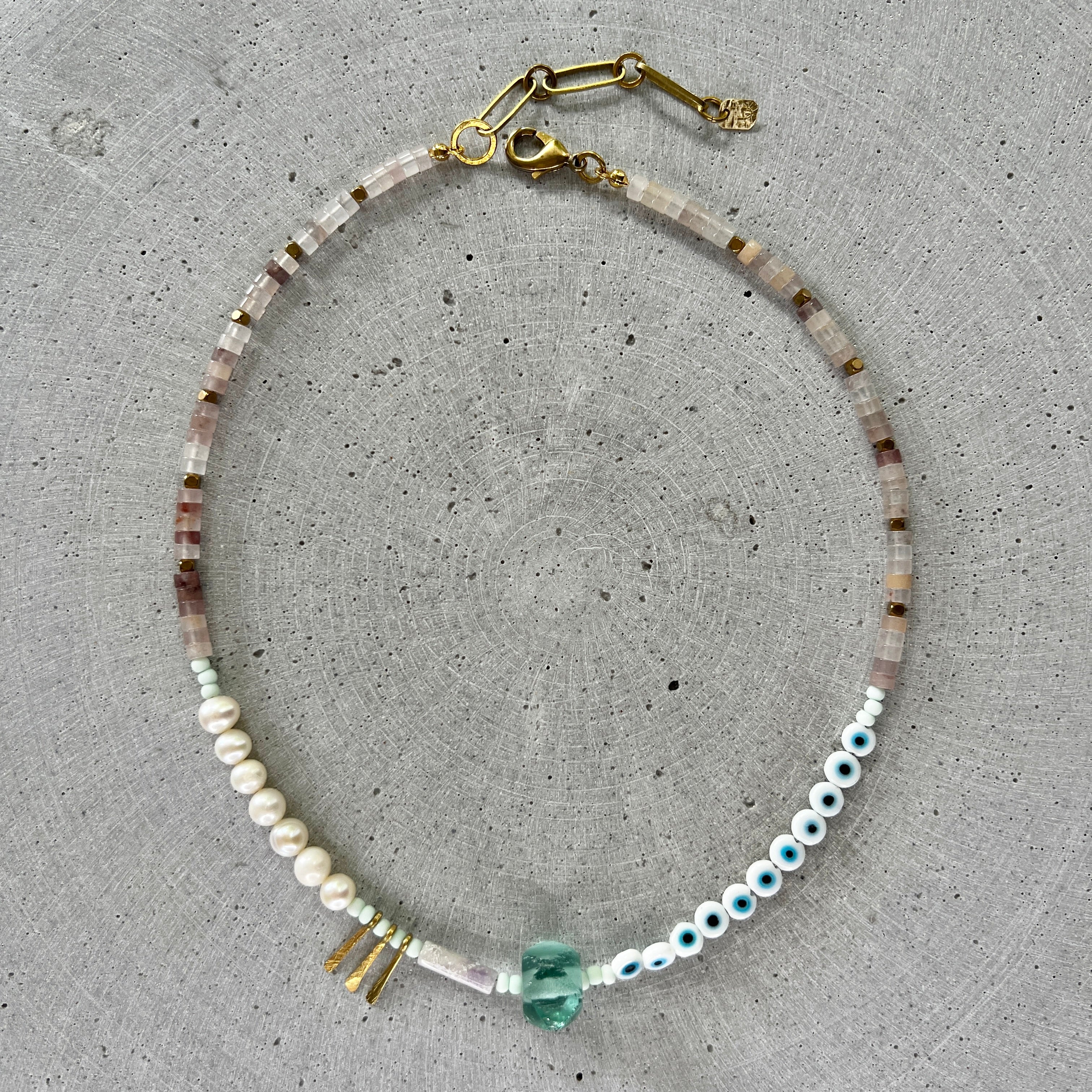 Kurze asymetrische Perlenkette mit Evil Eye Perlen - Halskette - Gudbling
