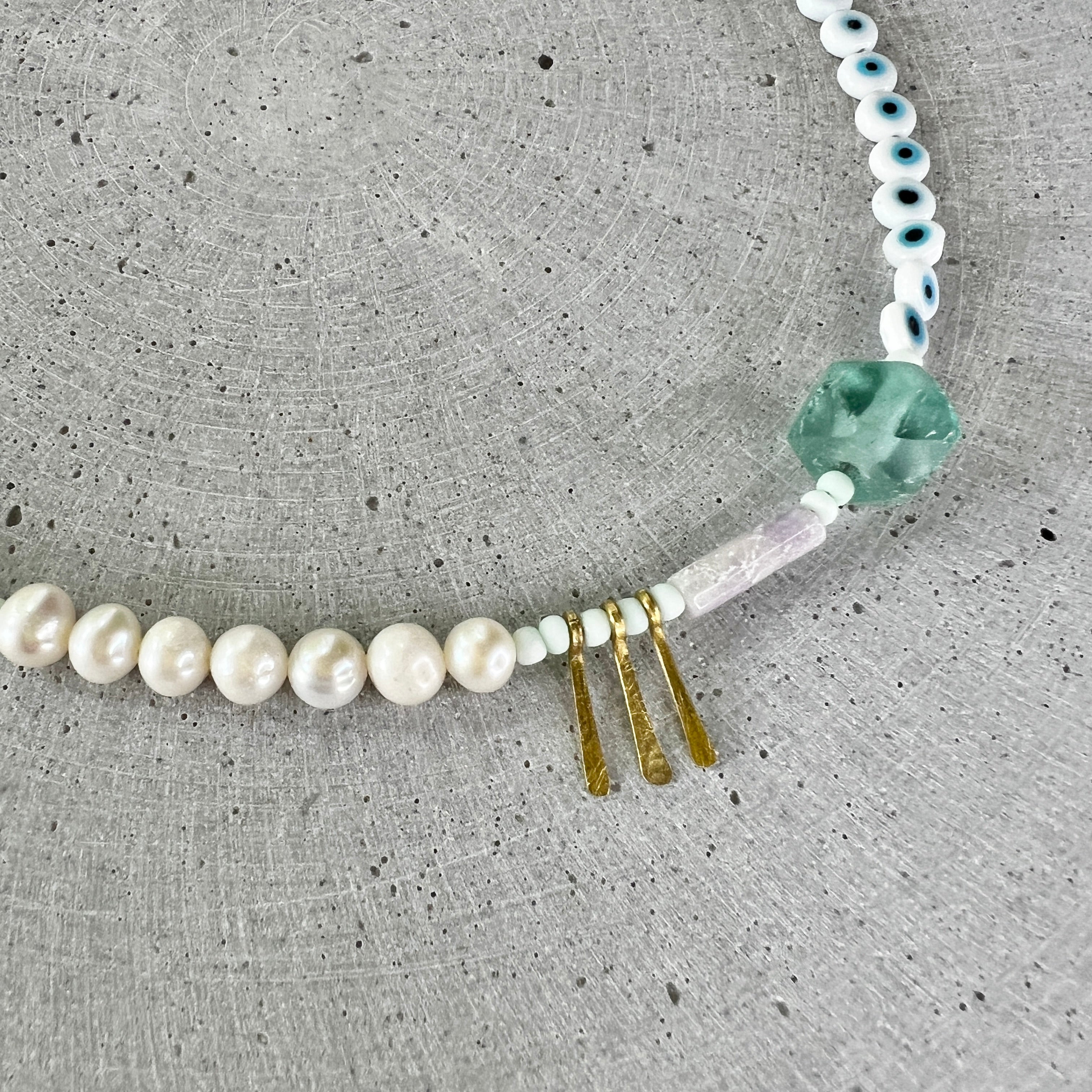 Kurze asymetrische Perlenkette mit Evil Eye Perlen - Halskette - Gudbling