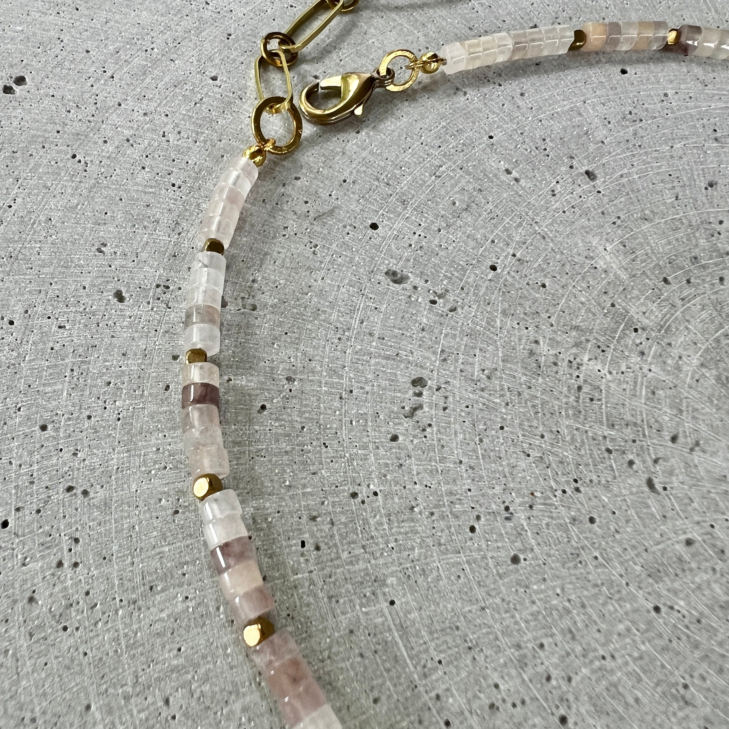 Kurze asymetrische Perlenkette mit Evil Eye Perlen - Halskette - Gudbling