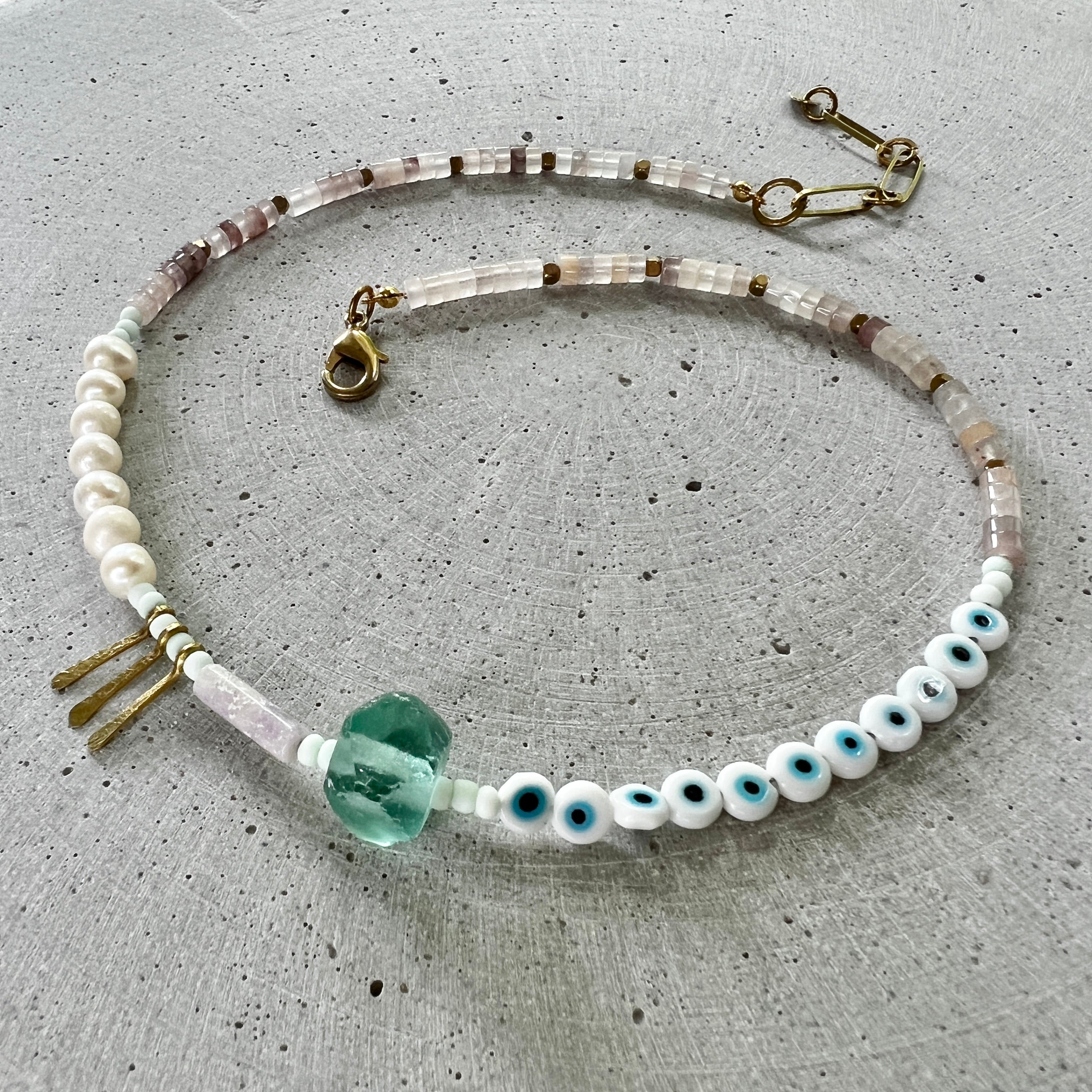 Kurze asymetrische Perlenkette mit Evil Eye Perlen - Halskette - Gudbling