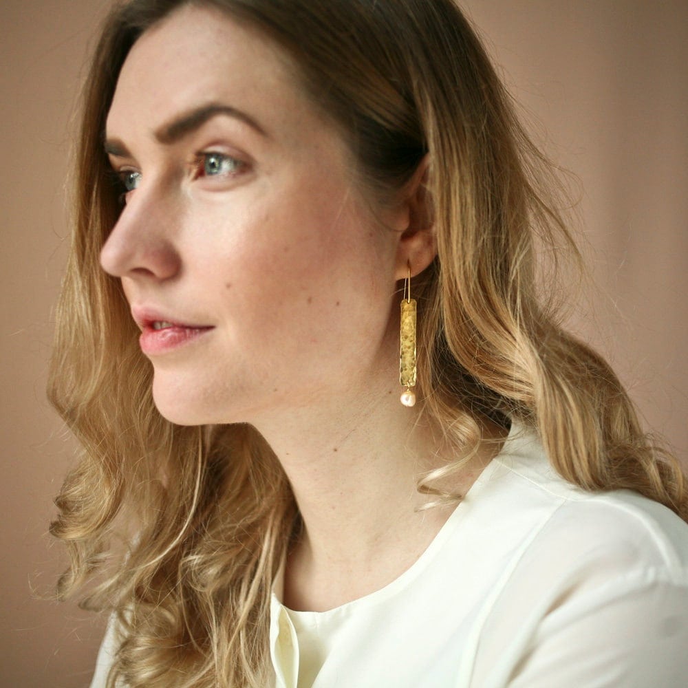 Lange Messing Ohrringe mit Süßwasserperle - Ohrring - Gudbling