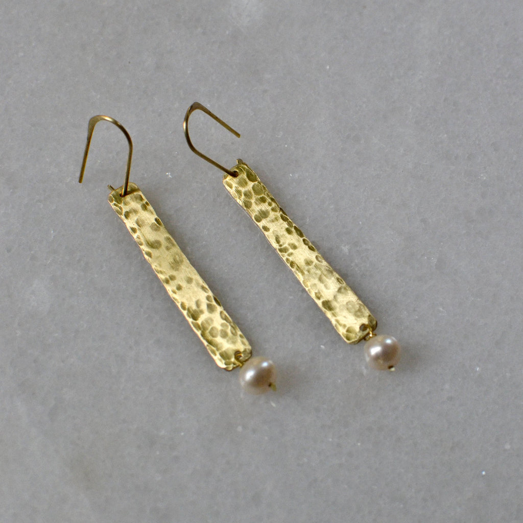 Lange Messing Ohrringe mit Süßwasserperle - Ohrring - Gudbling