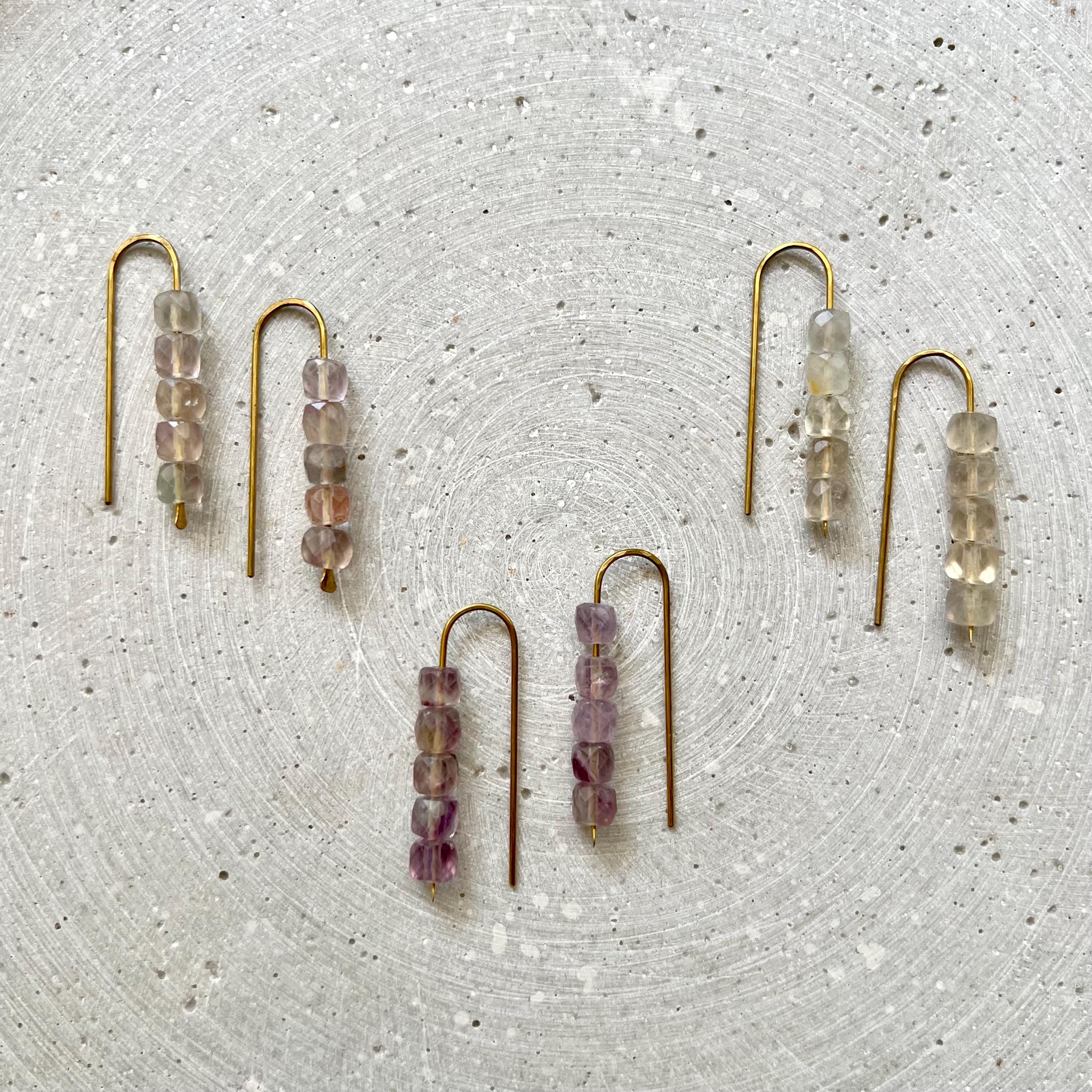 Minimalistische Ohrbögen mit Fluorit - Schmuck - Gudbling