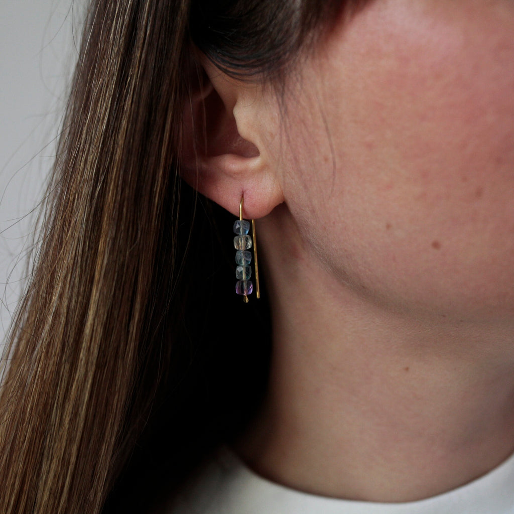 Minimalistische Ohrbögen mit Fluorit - Schmuck - Gudbling
