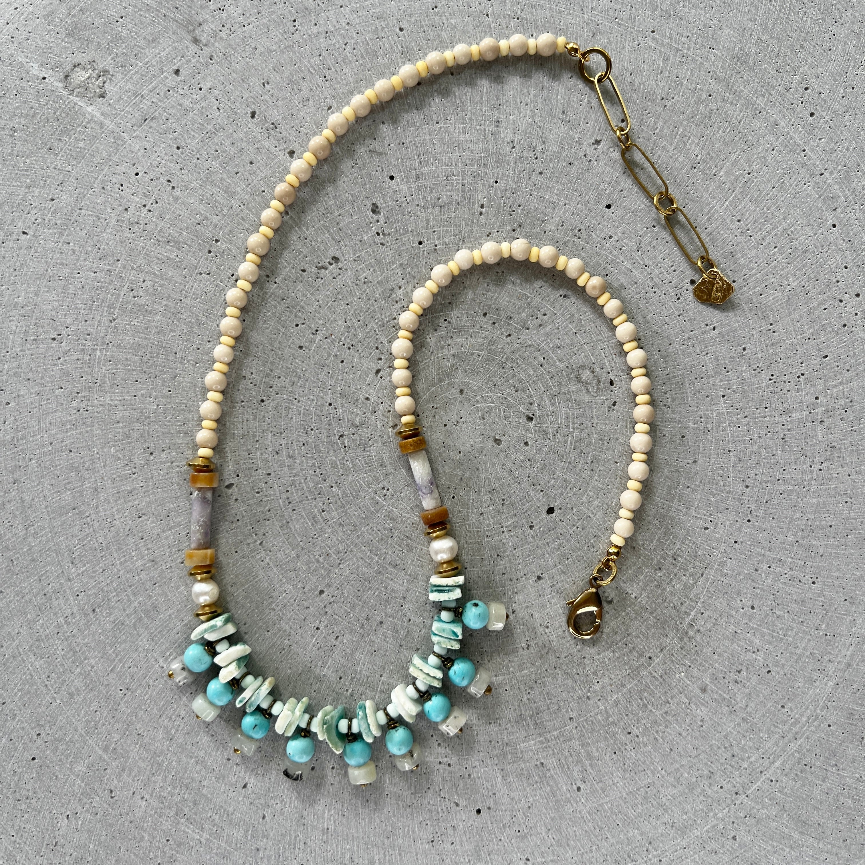 Türkise Statement Bib Halskette mit Muschelperlen - Halskette - Gudbling