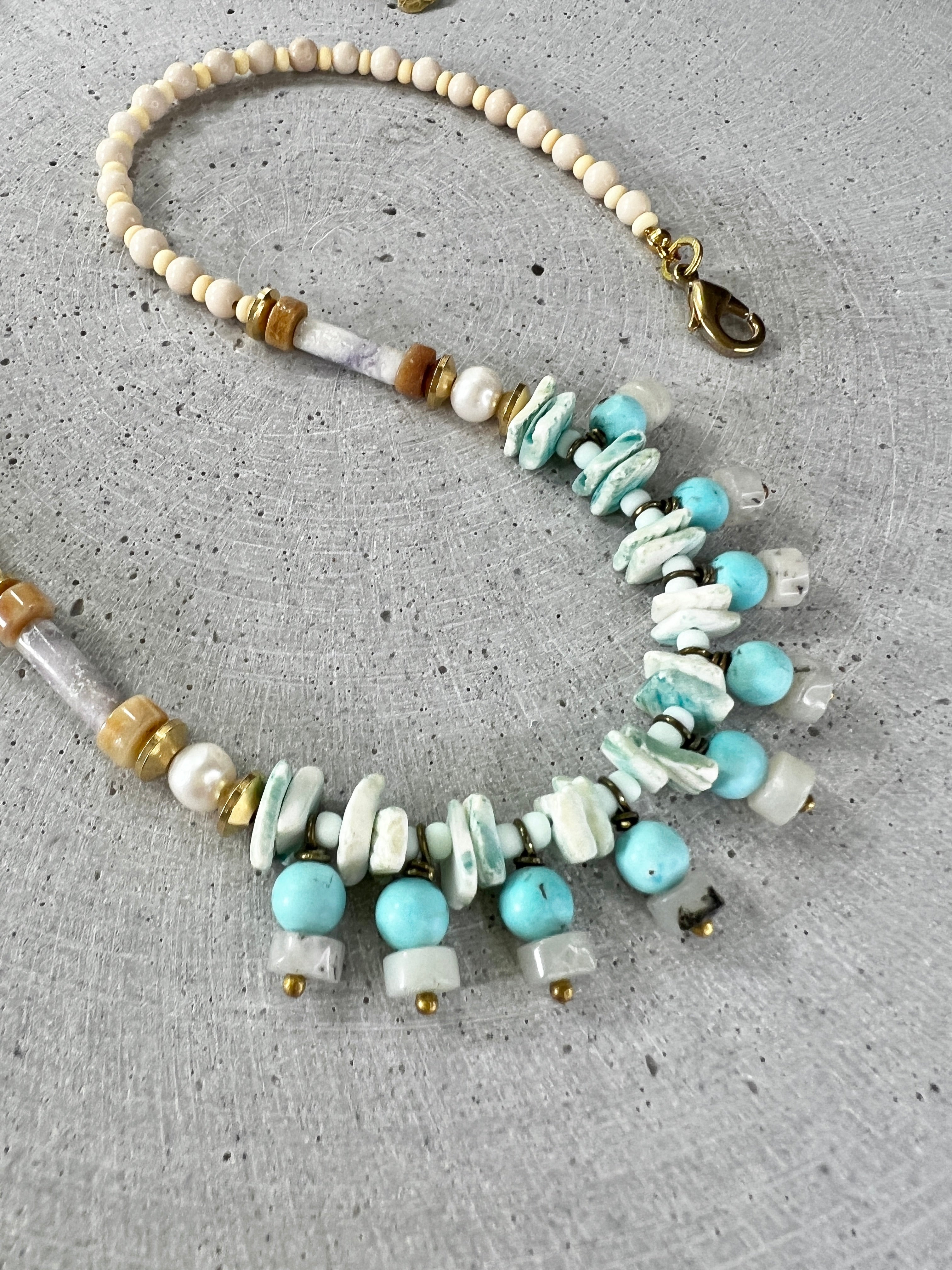 Türkise Statement Bib Halskette mit Muschelperlen - Halskette - Gudbling