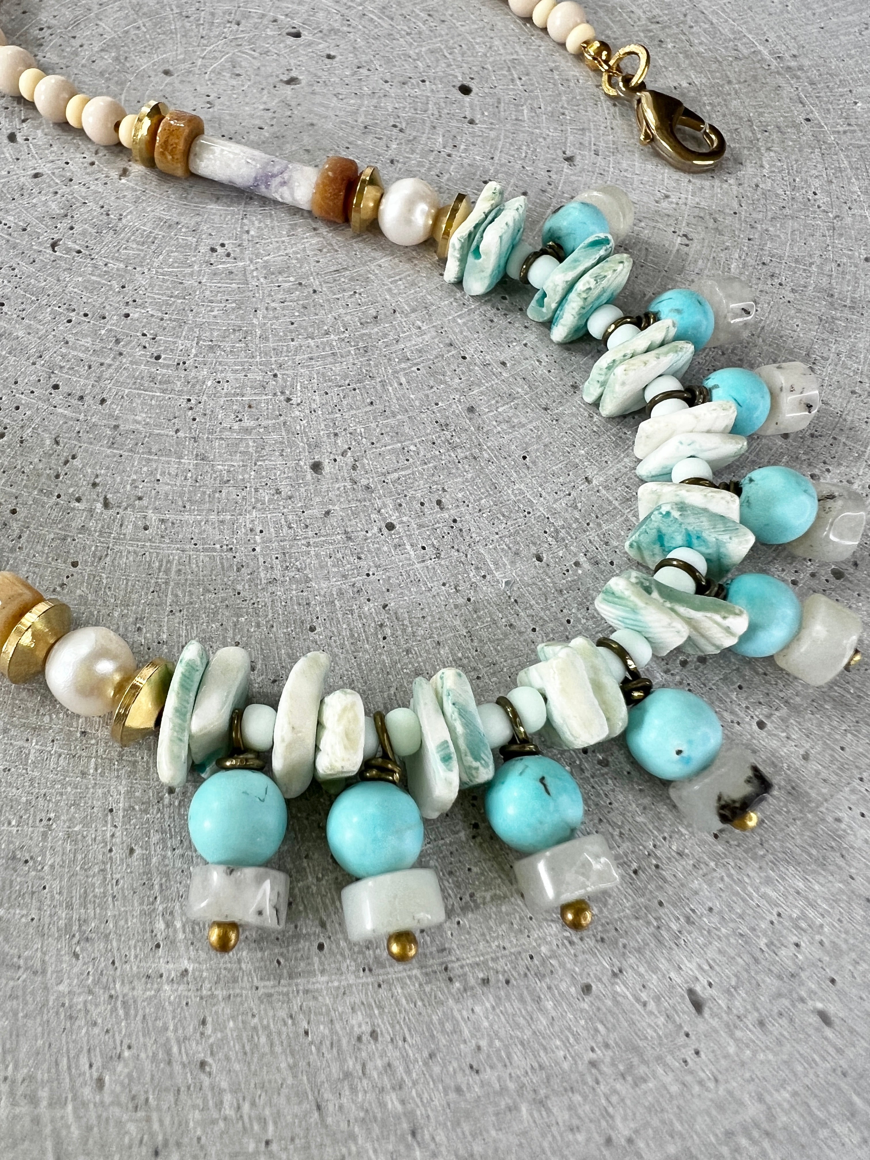Türkise Statement Bib Halskette mit Muschelperlen - Halskette - Gudbling