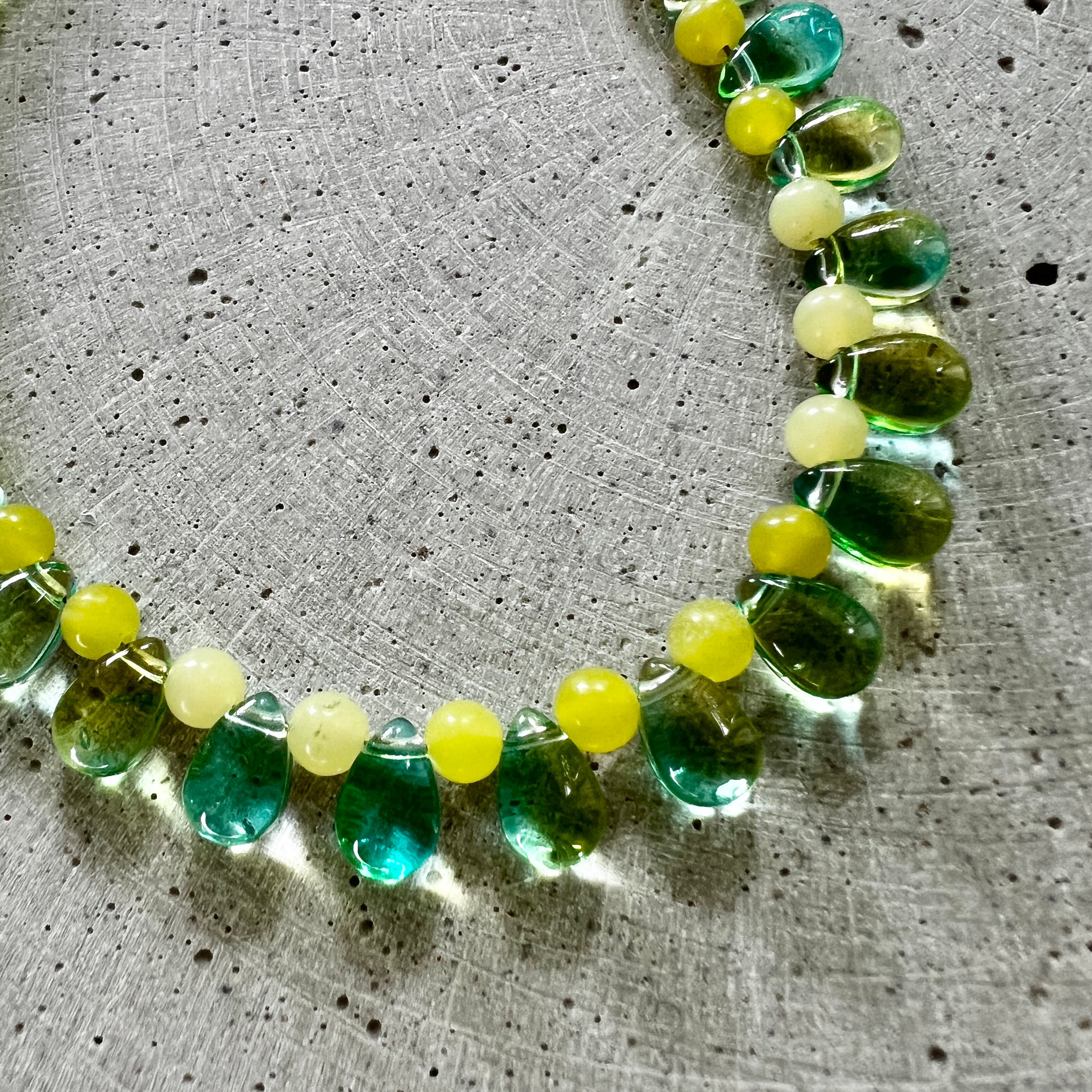 Zitronen Jade und Glastropfen Halskette - Halskette - Gudbling