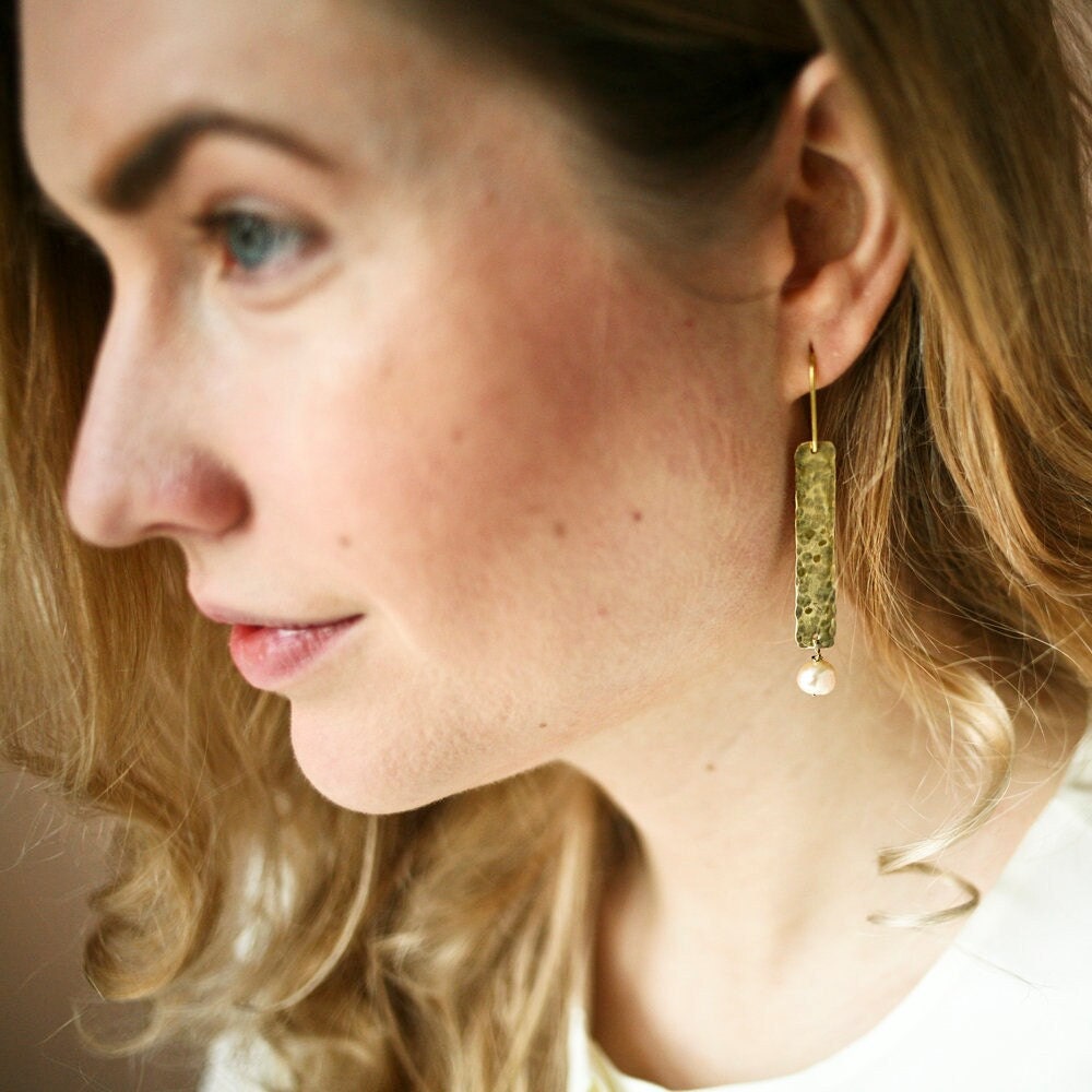 Lange Messing Ohrringe mit Süßwasserperle - Ohrring - Gudbling